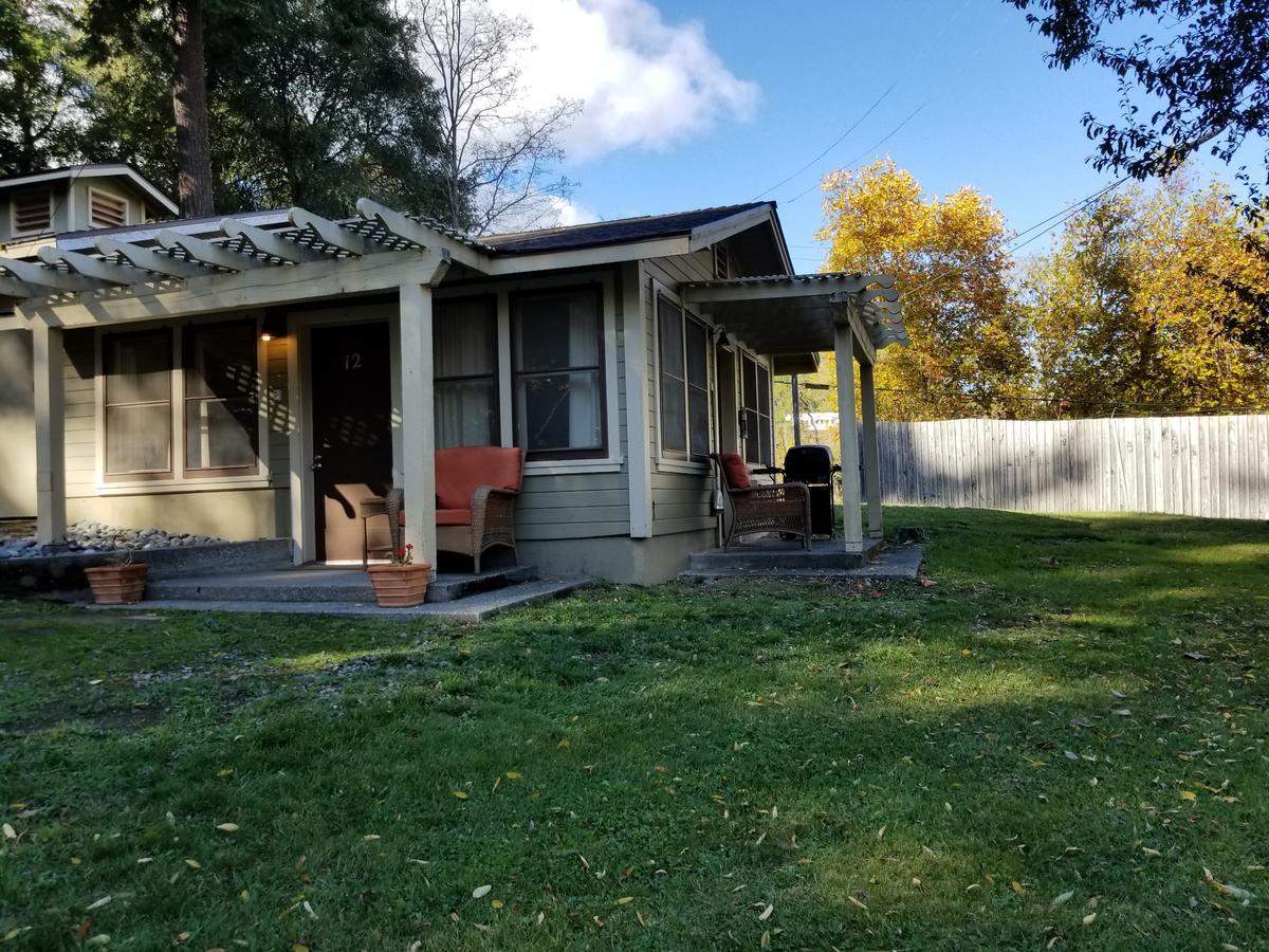 China Creek Cottages Willow Creek Exterior photo